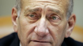 ايهود اولمرت أمام المحكمة بتهمة الاحتيال واستغلال الثقة