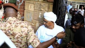 دفاع البشير يطالب بالإفراج عنه بكفالة