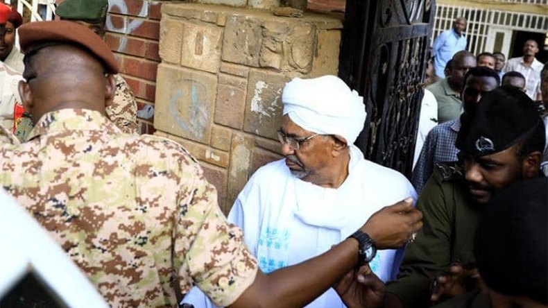 دفاع البشير يطالب بالإفراج عنه بكفالة