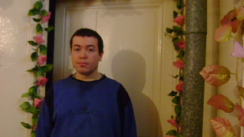 شاب في 23 من العمر لم يتخط عتبة البيت منذ 13 سنة !