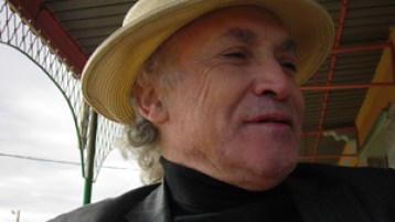 “قصة قصيدة” .. فضحت الحزب الواحد وشردت أزراج 22 سنة