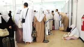 مرشد يخطئ في مناسك العمرة ويستخفّ بعجائز ونساء دون محرم