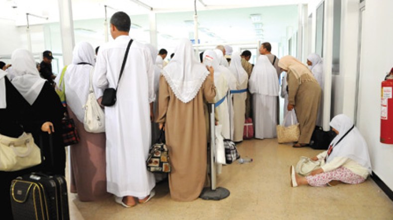 مرشد يخطئ في مناسك العمرة ويستخفّ بعجائز ونساء دون محرم