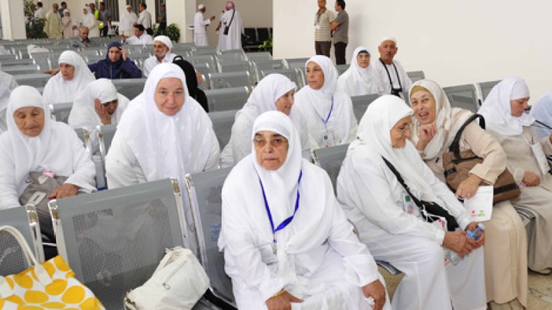 أكثر من 130 مسن في رحلة عمرة