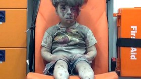 الطفل السوري عمران ينجو من الدمار في حلب