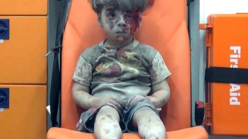 الطفل السوري عمران ينجو من الدمار في حلب