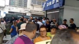 فنانون في وقفة تضامنية مع بن الشيخ أمام مقر الديوان