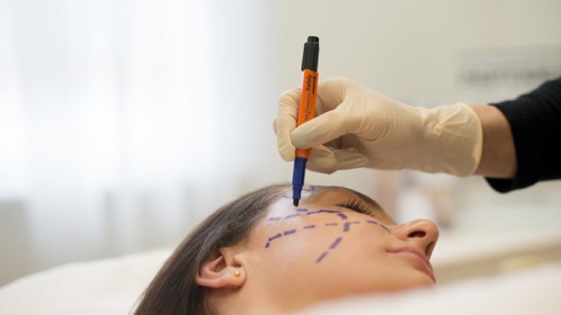 نساء ورجال يتزاحمون على عمليات التجميل والحقن السرية