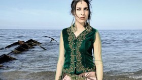 أزياء تقليدية بتصاميم عصرية صارخة