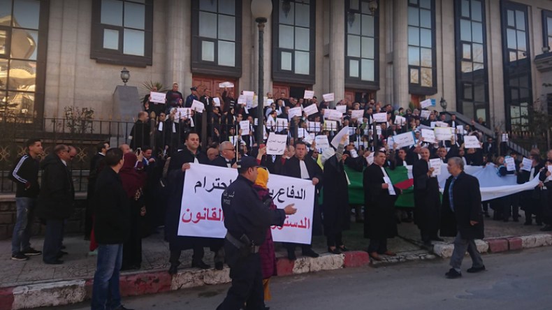 المحامون يحتجون ضد النظام الضريبي الجديد