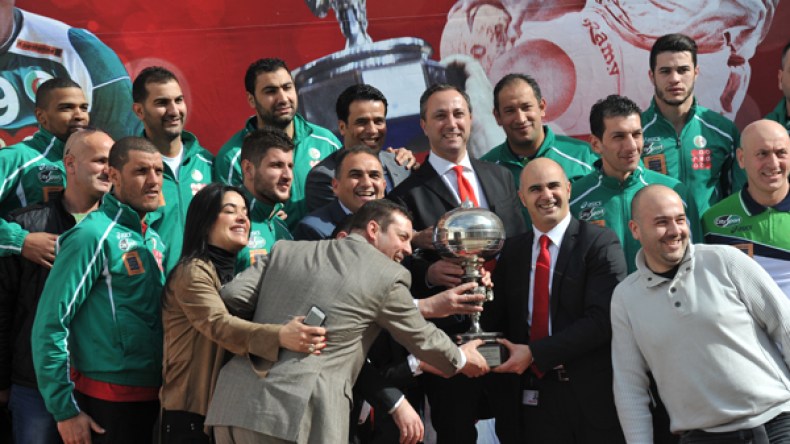 جوزيف جد يمنح صكوكا للاعبي منتخب كرة اليد في انتظار هدية السلطات العمومية