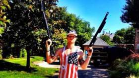 لاعب أمريكي يعتذر عن نشره صورة له بسلاح ناري