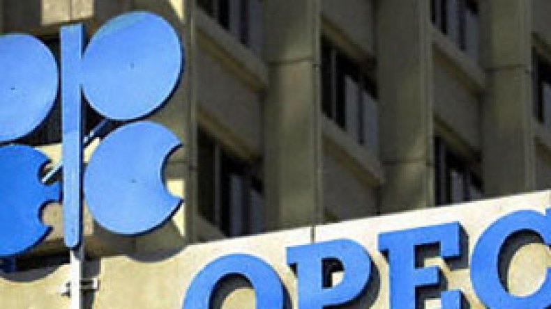 فائض بمليوني برميل في أسواق النفط