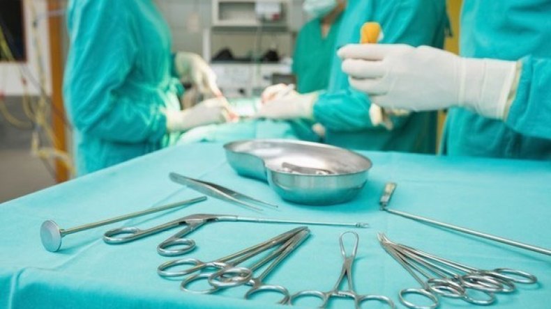 محاكمة طاقم طبي نسي ضمادة في رحم سيدة خضعت لعملية قيصرية