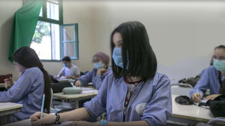 الكمامة تنسحب مع تمرد التلاميذ وإصرار الثانويات على إظهار زينتهن