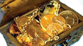 مواطن يعثر على حقيبة معبأة بالأموال والمجوهرات ويسلمها للأمن