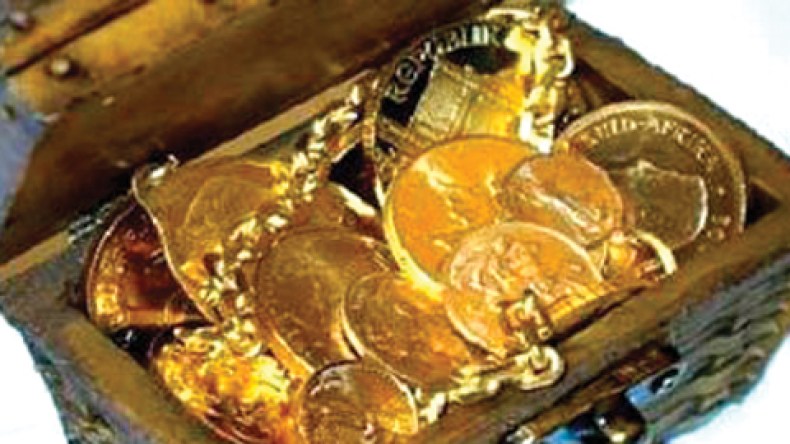 مواطن يعثر على حقيبة معبأة بالأموال والمجوهرات ويسلمها للأمن