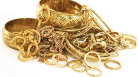 قاصر يتواطأ مع لصين للسطو على أموال ومجوهرات والدته بمستغانم!