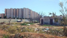 “جدار عازل” لإخفاء 250 مسكن فوضوي عن أعين المسؤولين