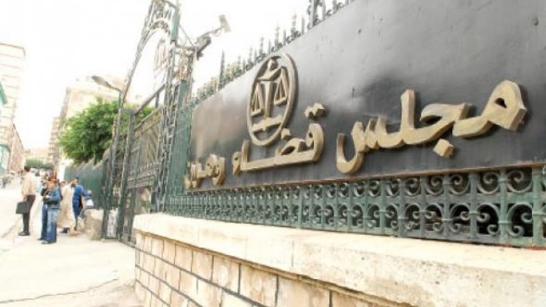 متشرد يضرب صديقه بزجاجة خمر ثم يلقي به من علو شاهق بوهران