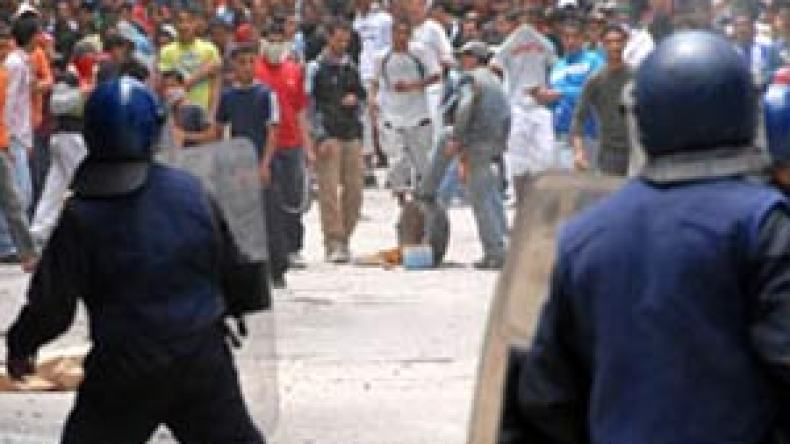 احتجاجات وقطع للطرقات عبر عدة ولايات بسبب الماء والسكن