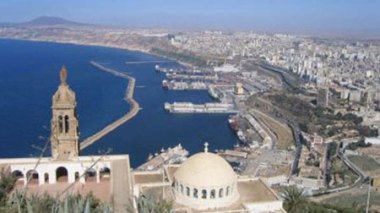 Oran: des touristes poireautent sous un soleil de plomb