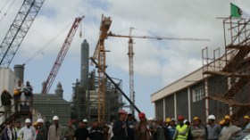 عمّال “أوراسكوم” يعترضون موكب شكيب خليل بوهران احتجاجا على المصريين