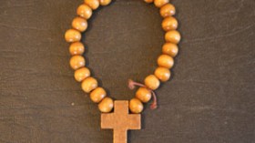 رموز‭ ‬مسيحية‭ ‬تباع‭ ‬بسوق‭ ‬المدينة‭ ‬الجديدة‭ ‬الشعبي‭ ‬في‭ ‬وهران