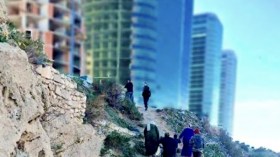 هكذا تعيش عائلات في مغارات تحت أكبر أبراج زجاجية بوهران