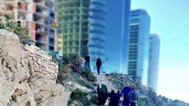 هكذا تعيش عائلات في مغارات تحت أكبر أبراج زجاجية بوهران