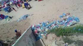 تدفق مياه “الزيقو” من الرمال.. والنفايات تصطاف في شواطئ وهران!