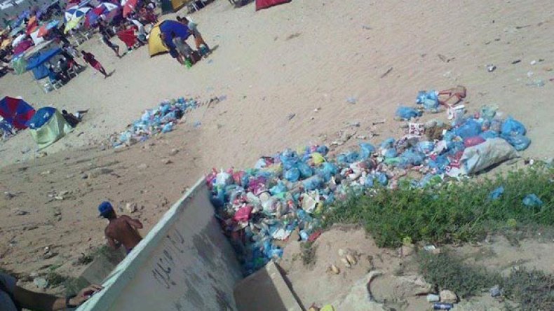 تدفق مياه “الزيقو” من الرمال.. والنفايات تصطاف في شواطئ وهران!