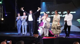 الفيلم الجزائري “في انتظار السنونوات” يفتك “الوهر الذهبي” لمهرجان وهران