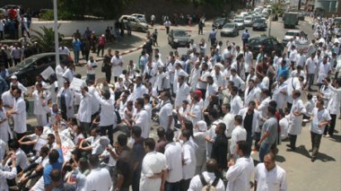 Marche des médecins résidents à Oran