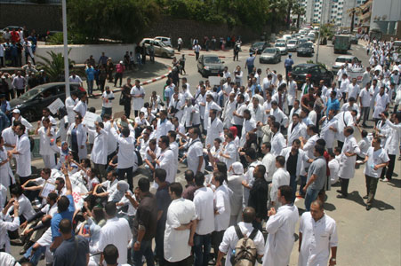 Marche des médecins résidents à Oran