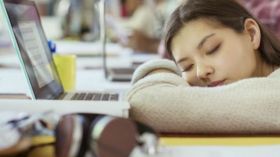 قلة النوم تهدد سلامة الكلى لدى النساء!