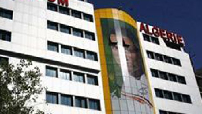 جزائريون بملحقة لأوراسكوم تيلكوم يستنجدون ببوتفليقة