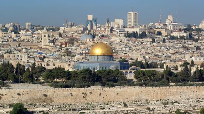 إما مع القدس وإما مع أورشليم!