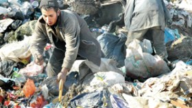 آلاف الأطفال المشردين يسترزقون من المزابل