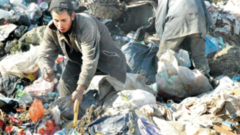 آلاف الأطفال المشردين يسترزقون من المزابل