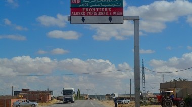 Tunisians invade Algerian border cities