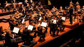 أعضاء الأوركسترا السيمفونية يرفعون شعار “متذمرون من وضعنا المهني”