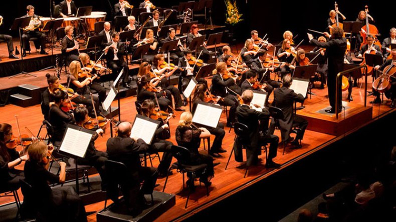 أعضاء الأوركسترا السيمفونية يرفعون شعار “متذمرون من وضعنا المهني”