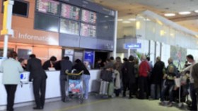 600 مهاجر جزائري محتجز بمطار أورلي بباريس