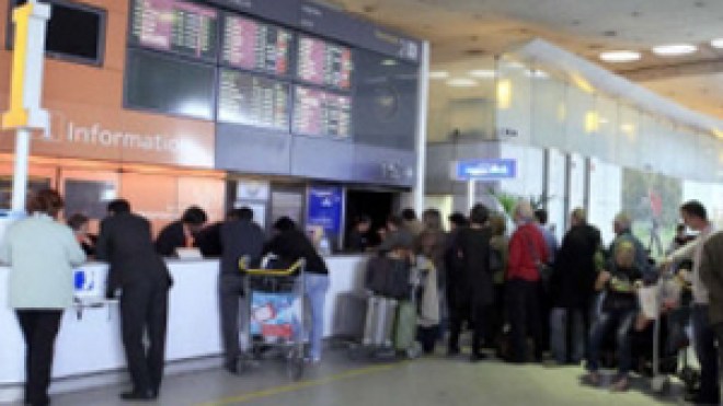 600 مهاجر جزائري محتجز بمطار أورلي بباريس