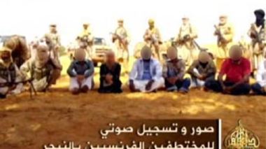 Al Qaida au Maghreb diffuse les premières images des cinq otages français : Sarkozy mit sous pression