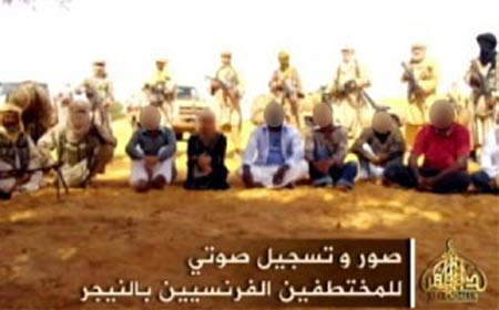 Al Qaida au Maghreb diffuse les premières images des cinq otages français : Sarkozy mit sous pression
