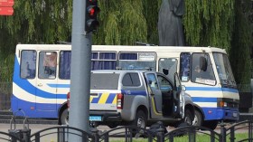 Ukraine: Le preneur d’otages dans un bus menace de faire exploser une bombe à un autre endroit