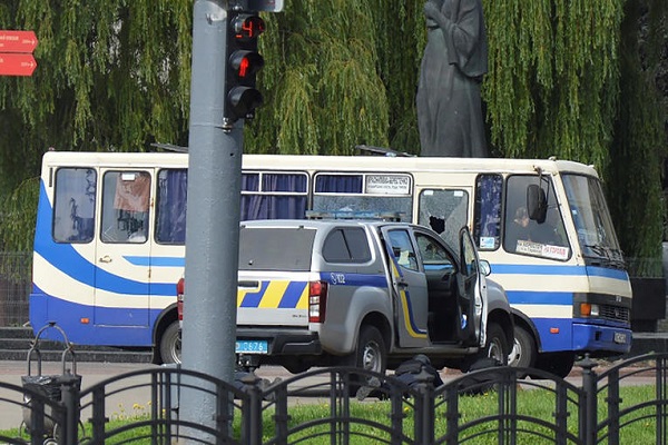 Ukraine: Le preneur d’otages dans un bus menace de faire exploser une bombe à un autre endroit