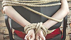 حارسة باركينغ وابنتها تحتجزان كلونديستان وتُنكّلان به في البليدة